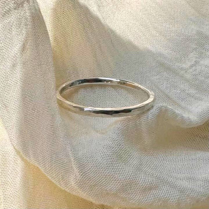 Silverhamrad stapelring - medelvikt för wholesale av Zaffera Studios