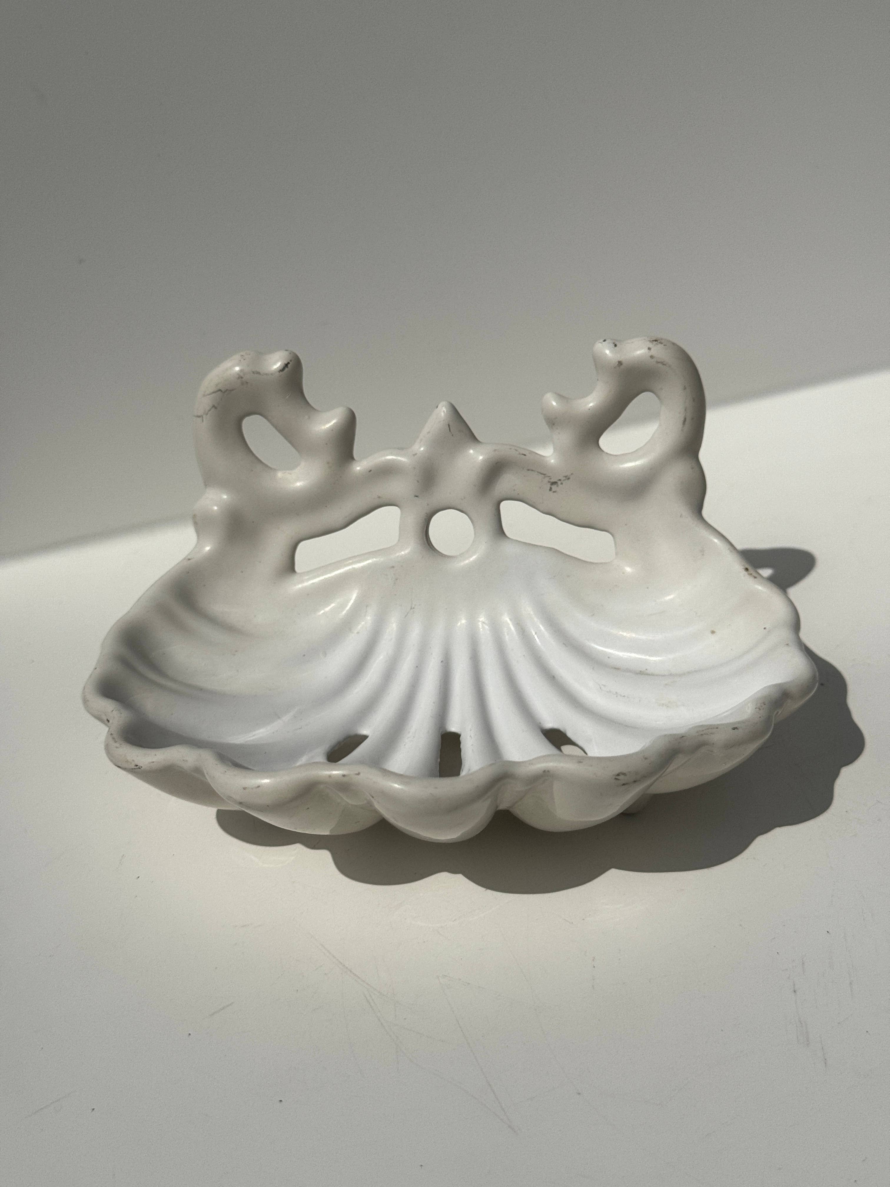 Office Objets - Wholesale Bath Soap Dish - Cast iron shell-shaped soap dish painted white H79