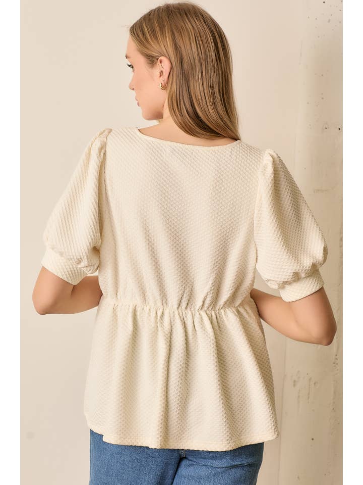 CREME TOP DE MANGAS CURTAS COM DECOTE QUADRADO TEXTURIZADO para venda a revendedores na Faire3