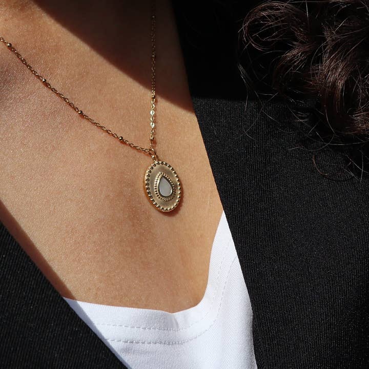 Bali Soul – wholesale Pendant/charm necklace – Mother of Pearl Gold Necklace