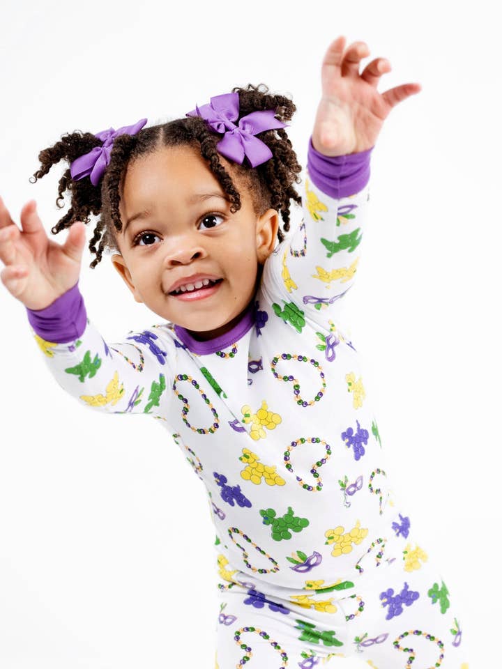 Conjunto largo de dos piezas de bambú con perro de cuentas de Mardi Gras para venta al por mayor de Pearls & Pelicans