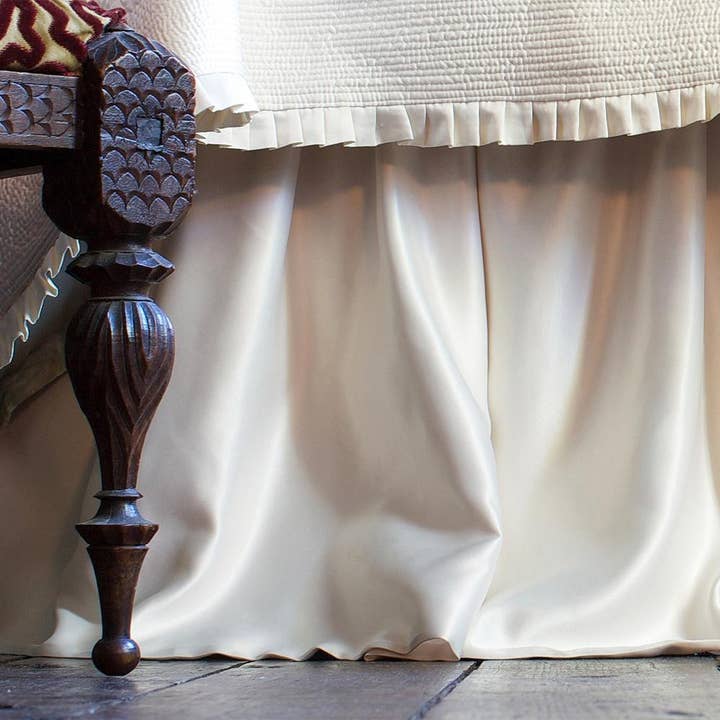 Jupe de lit froncée Battersea ivoire S&S 3/22X86 pour la vente par Lili Alessandra