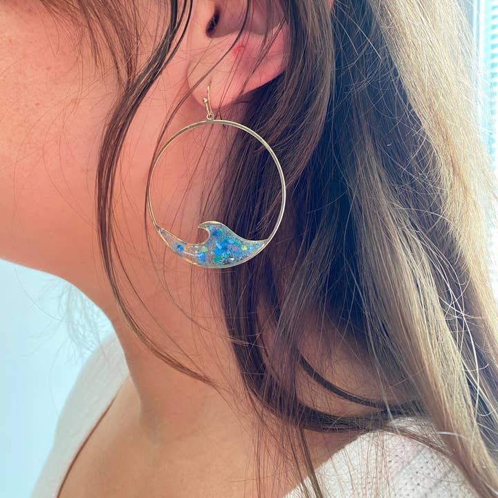 Wave Hoop Örhängen för wholesale av Ocean Plastics