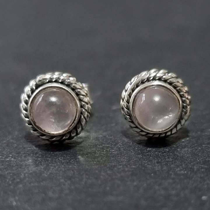 Boho Rosenkvarts Ørestikker – 925 Sterling Sølv for engroshandel hos Mistry Gems
