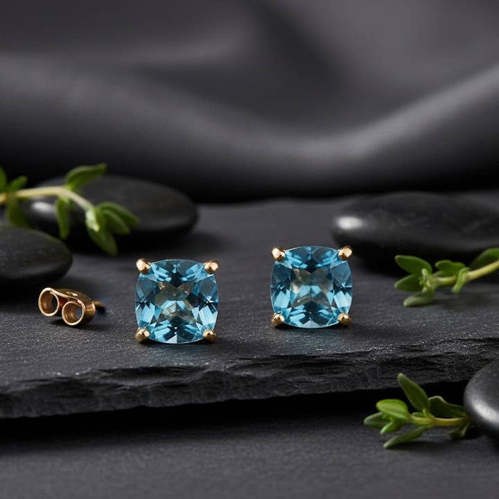 Himmelblaue Solitaire-Ohrstecker: Natürliche Kissen-Blauer-Topas-Ohrringe in Sterlingsilber für den Großhandel von Princejewelshub