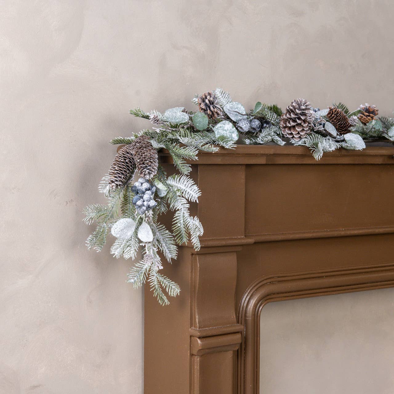 Ragon House - Vente Fanion/guirlande - Guirlande de 1,5 m en eucalyptus enneigé et pin avec baies bleues0