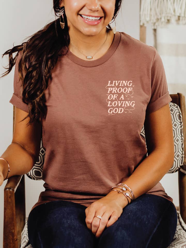 T-shirt basé sur la foi Living Proof of a Loving God pour la vente par Rohi Clothing