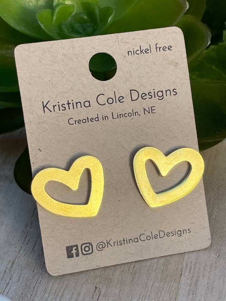 Gouden dikke asymetrische open hart oorknopjes voor wholesale door Kristina Cole Designs