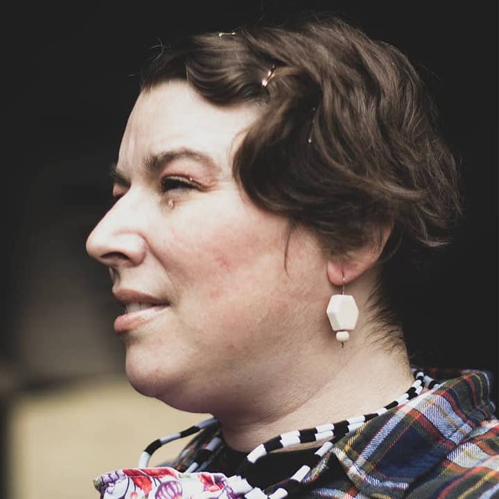 Boucles d'oreilles diffuseur d'huiles pour la vente par Brown Blackwell