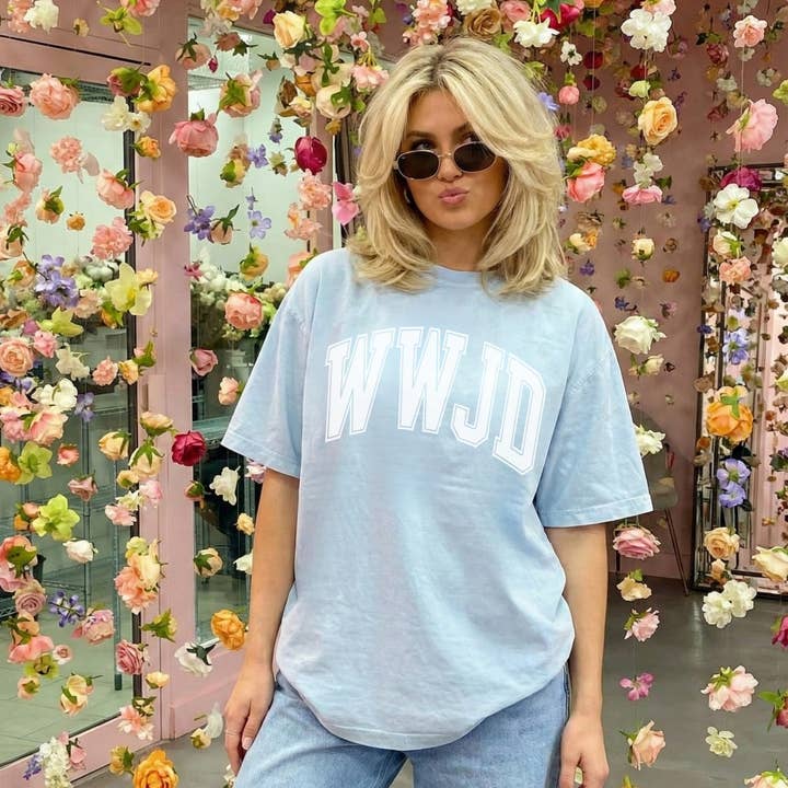 Camiseta Gráfica WWJD – Camiseta de Moda Inspirada en la Fe para venta al por mayor de Hey Jude Graphic Tees