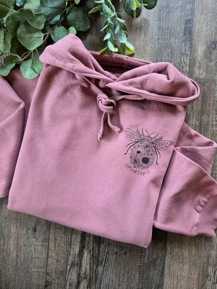 ÉDITION LIMITÉE GRAND SWEAT À CAPUCHE ROSE POUSSIÉREUX AVEC ABEILLE pour la vente par Still North Design Co
