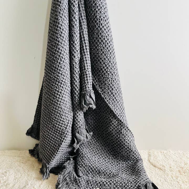 Mama and Tochter - Wholesale Throw Blanket - Organic Cotton Rustic Waffle Throw Blanket - Charcoal0