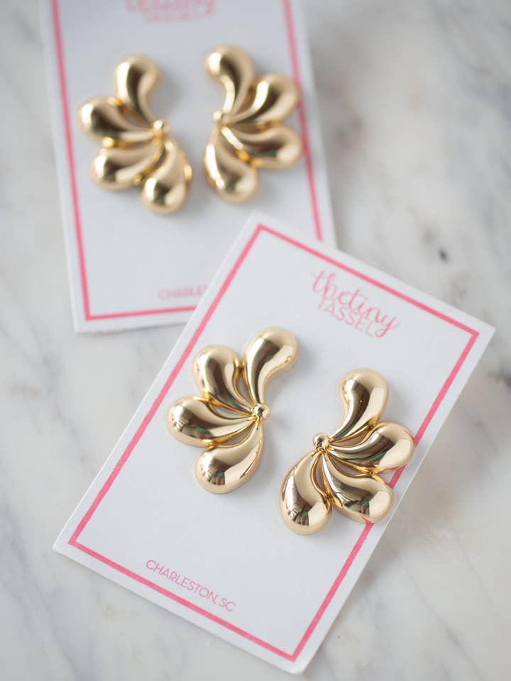 La Boucle d'oreille Kiki pour la vente par The Tiny Tassel