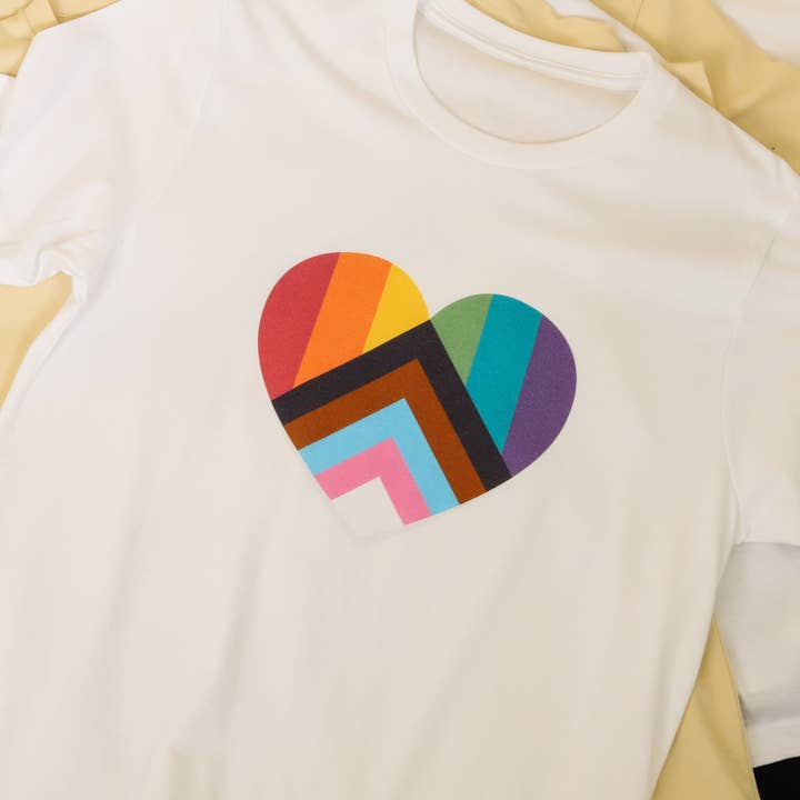 Unisex t-shirt med progressivt pridehjärta för wholesale av Gay Pride Apparel