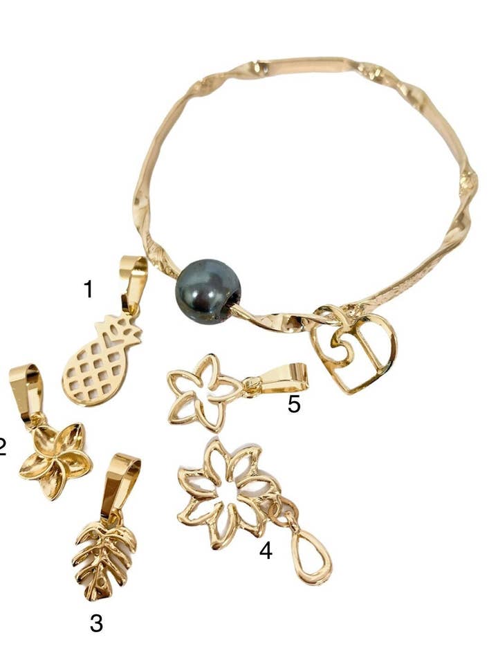 Twist Armreif mit Herzwellenanhänger und grauer schwarzer Muschelperle und Add on Plumeria Ananas Tiare Monstera Leaf Charm für den Großhandel von Anela's Jewelry