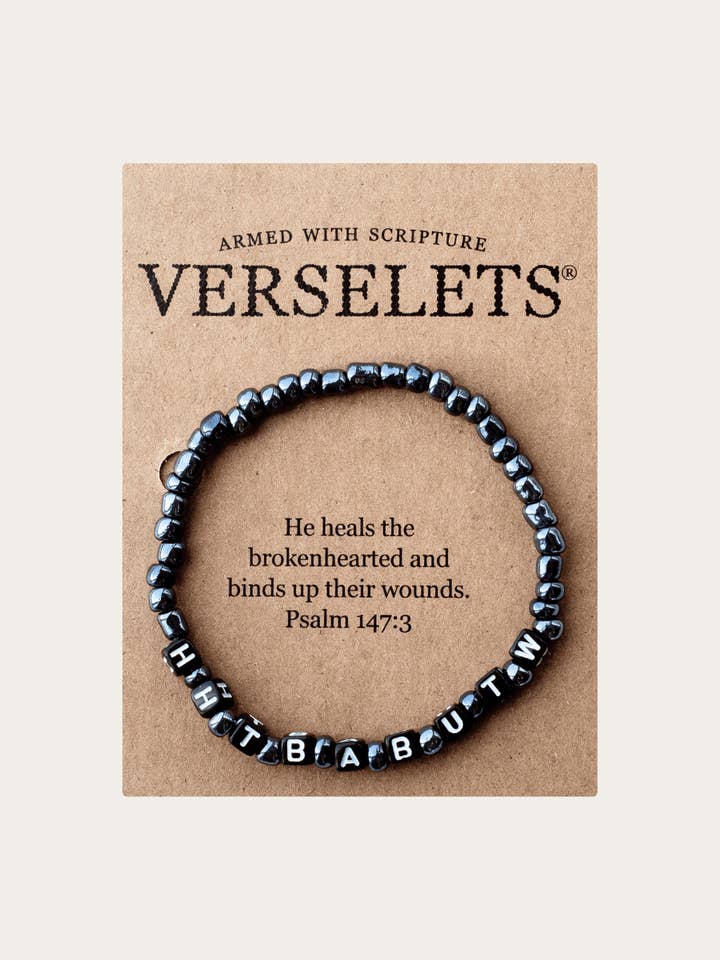 Il guérit ceux qui ont le cœur brisé et panse leurs blessures. VERSELET® pour la vente par Verselets®