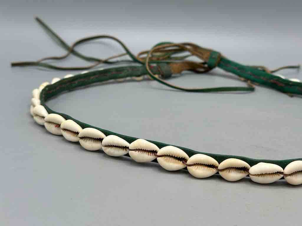 The Niger Bend – Großhandel Gürtel – Damen – Schmaler afrikanischer Krawattenverschluss aus echtem Kaurimuschelleder22