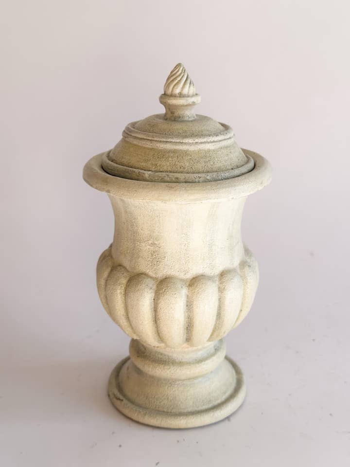 Vaso da giardino con coperchio in stile vintage e effetto invecchiato per la vendita all'ingrosso da parte di Heirloom & Honey