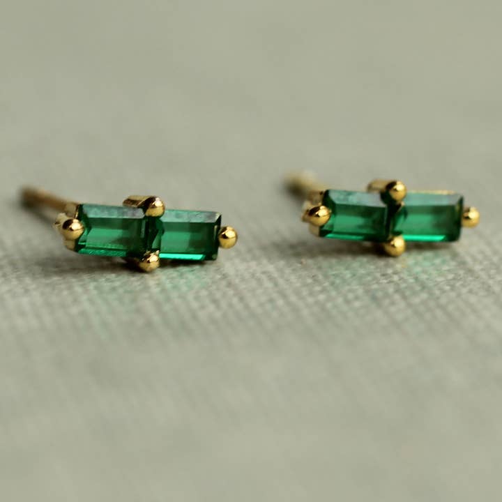 Orecchini a lobo con smeraldo taglio baguette per la vendita all'ingrosso da parte di Silk Purse, Sow's Ear