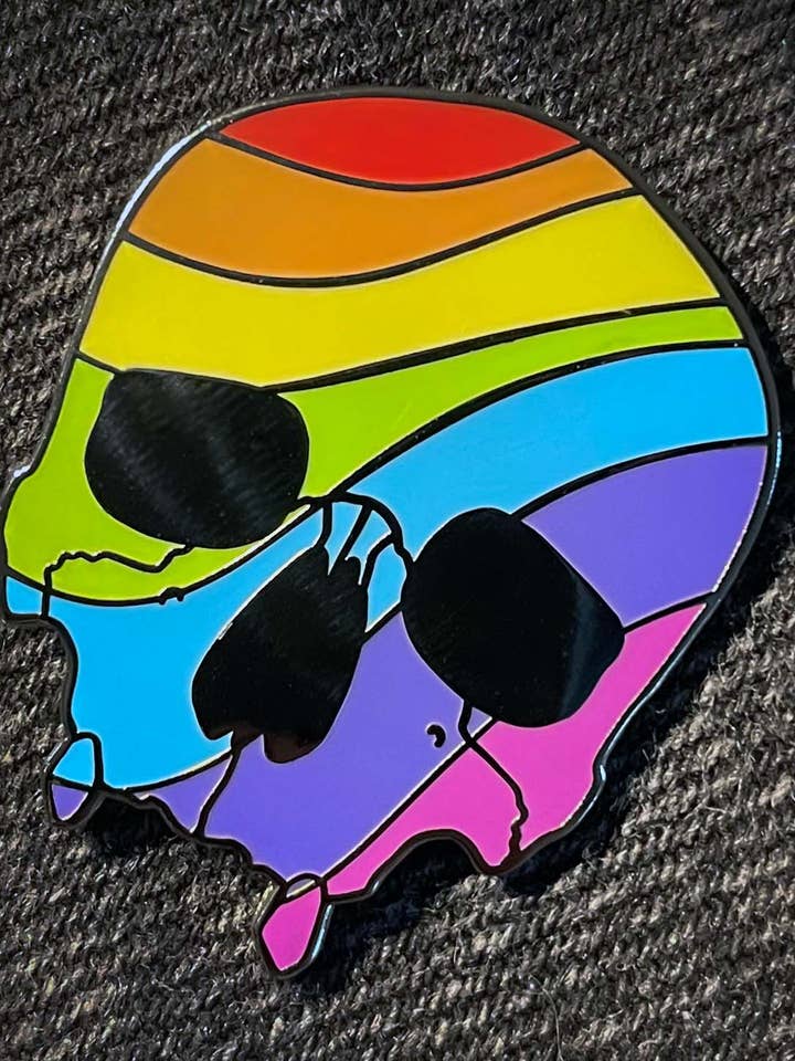 Regenbogenschädel Emaille-Pin für den Großhandel von Mallory Hart Art