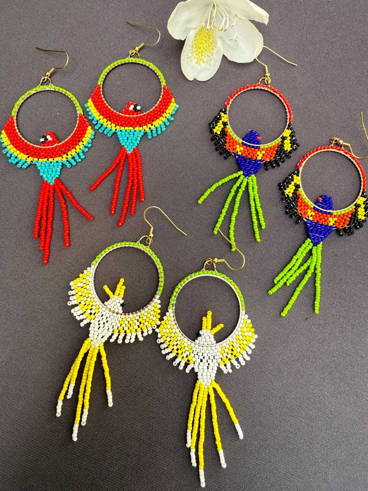 Tropische Vogel-Ohrringe - Regenbogenlorikeet, Scharlachara, Kakadu für den Großhandel von XTRA by Stacey