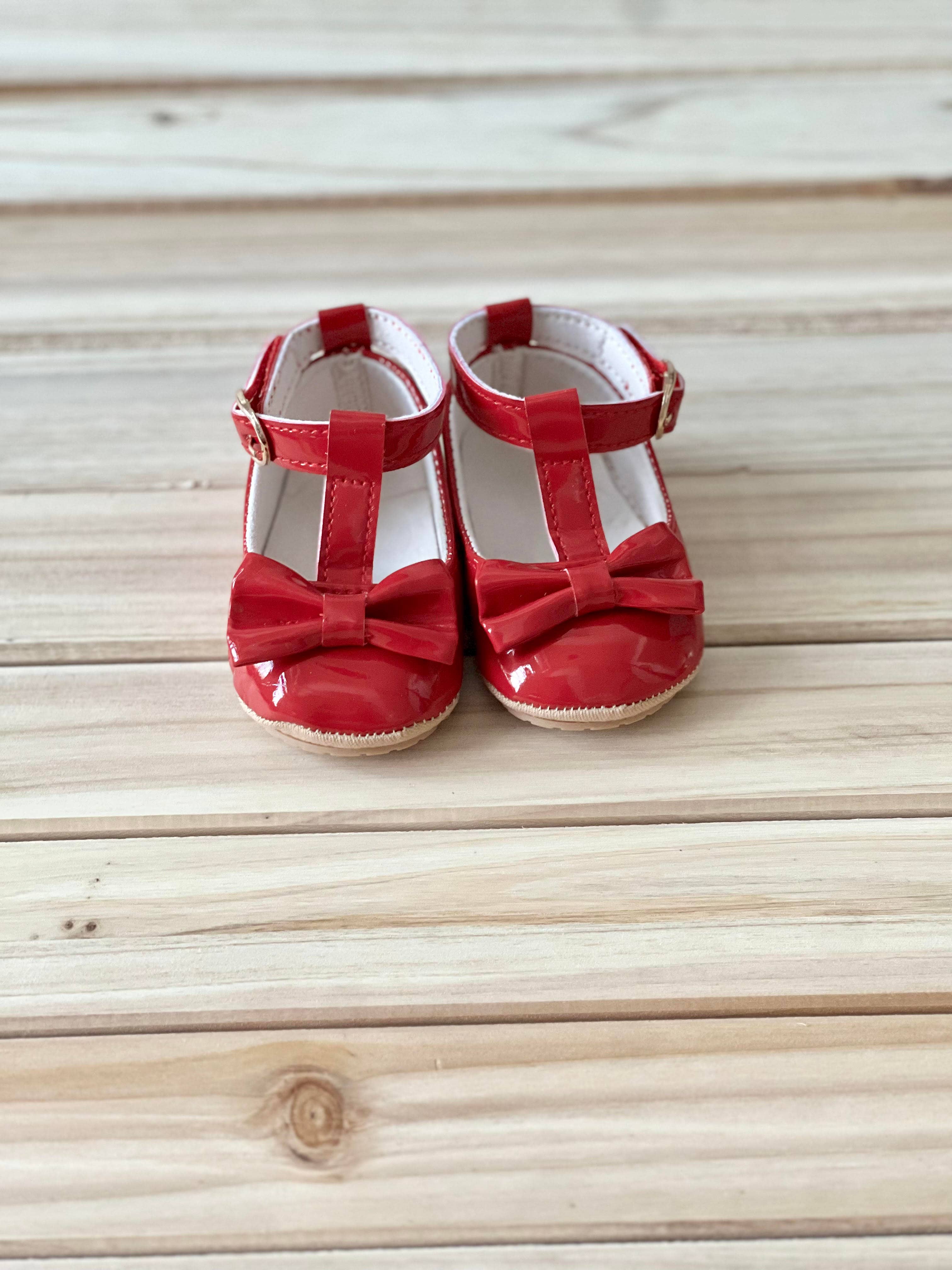 Brittany's - Vente Chaussures élégantes – enfant - Bracelet en T en cuir verni rouge pour petites filles Mary Janes1