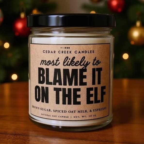 Candela di soia gioco di parole natalizio - Dà la colpa all'elfo per la vendita all'ingrosso da parte di Cedar Creek Candles