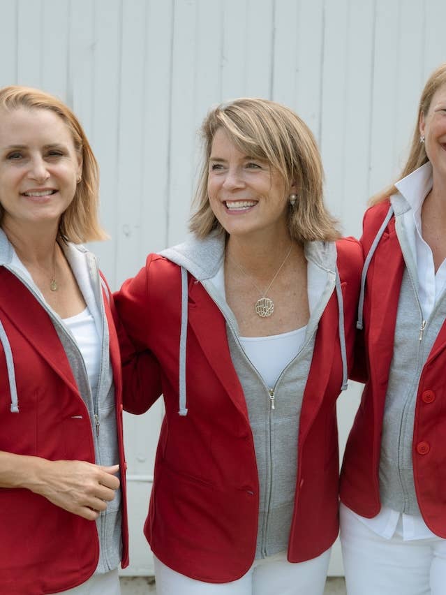 Blazer à capuche Tracey - Rouge et gris pour la vente par Pearly Vine