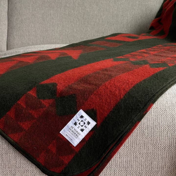 Beyond Borders Collective | Artisan-Made Blankets & Throws – wholesale Prydnadsfilt – Loja-filt - Mörk Mossa | Höstdekoration3