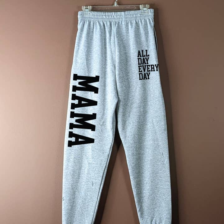 MAMAN JOGGERS TOUTE LA JOURNÉE pour la vente par Little Mama Shirt Shop