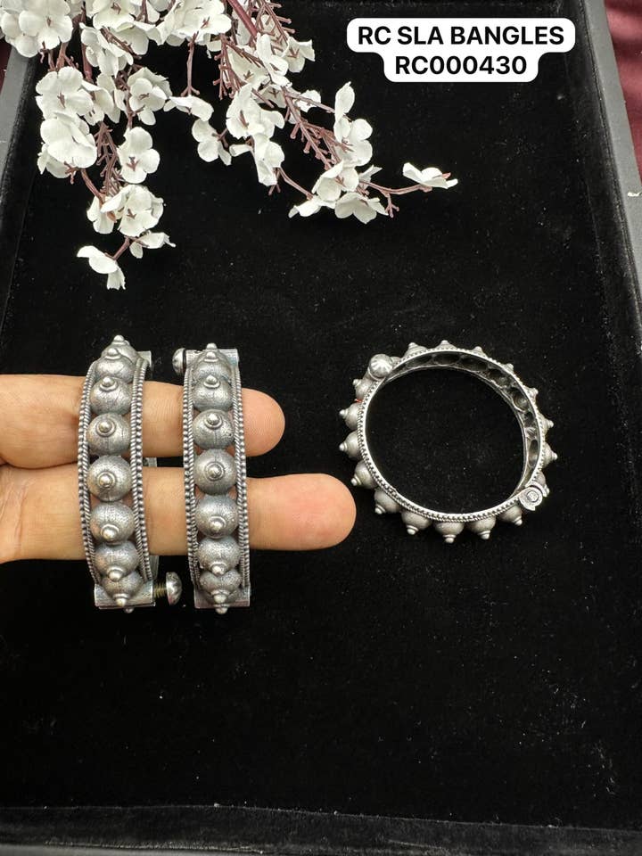 Set aus 2 Stück oxidierte indische Rajasthani Replik-Schraubenarmreif für den Großhandel von REAAAN COLLECTIONS