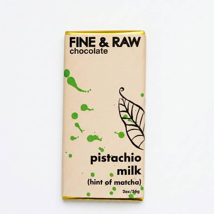 Tablette de chocolat au lait à la pistache (avec une pointe de matcha) pour la vente par FINE & RAW