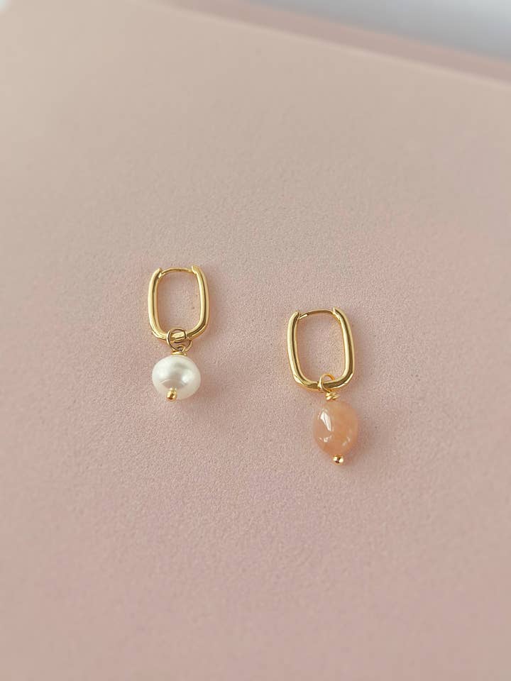 Boucles d’oreilles rectangle avec pendentifs en perle, agate, pierre de soleil, morganite et quartz rose pour la vente par terracottaandsun