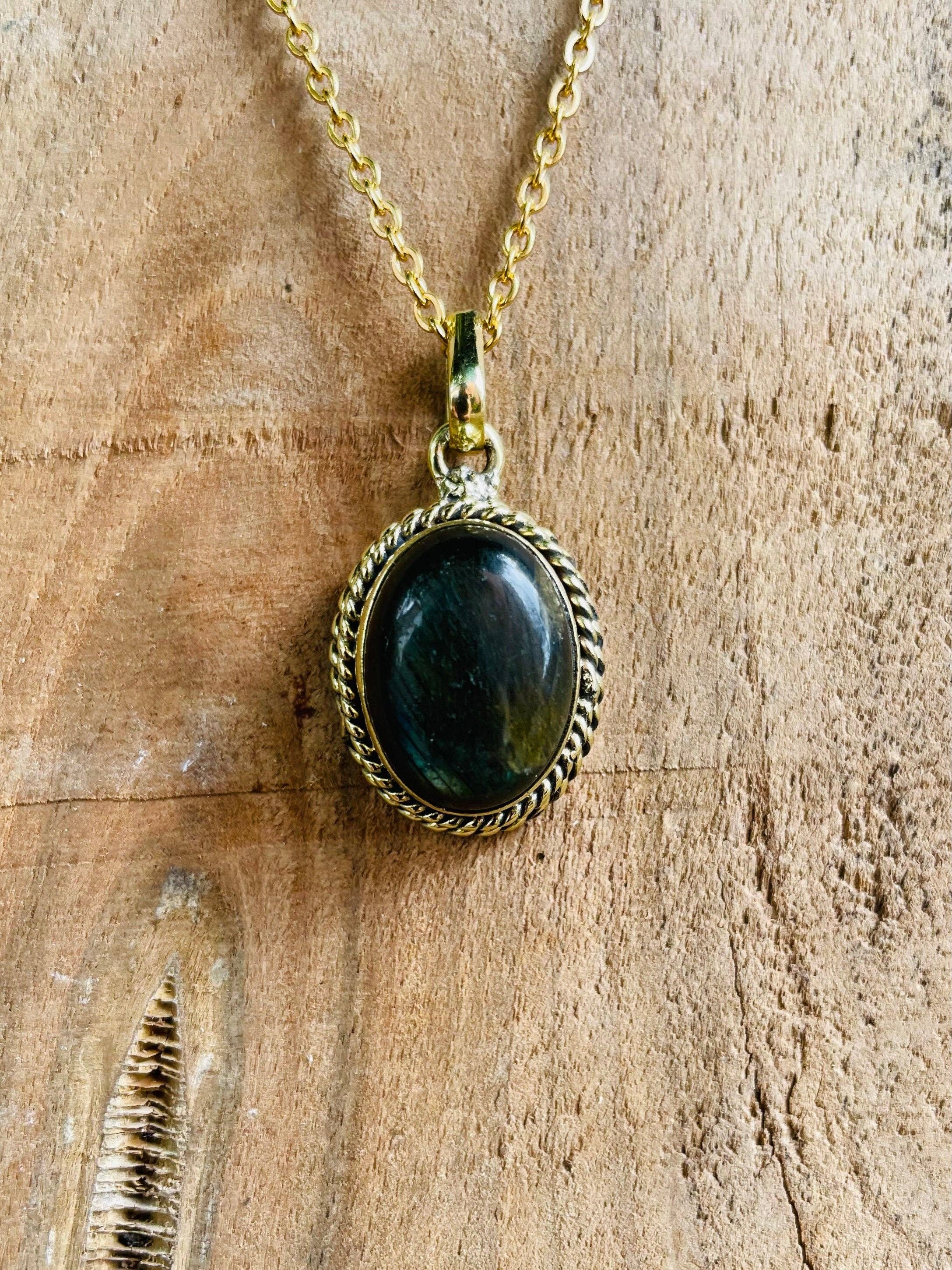Kaali Boutique – wholesale Pendant/charm necklace – Labradorite Necklace Gold Chain Brass / Simple / Classic / Hypoallergenic / Boho / Crystal Jewelery / Ethnic / Hypoallergenic / Illuminati3