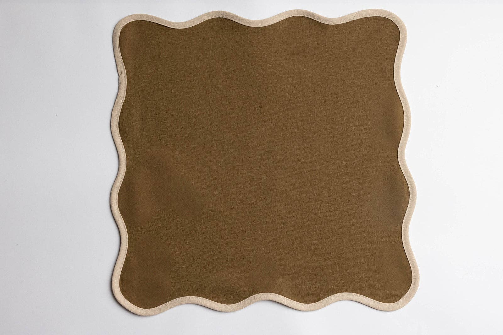 Folie à Trois – wholesale Bordstablett – Lilou servetter med scallopkant (set om 2)0