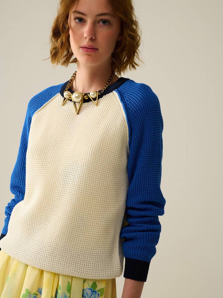 Pullover im Moosmaschenmuster mit kontrastierenden blauen Ärmeln für den Großhandel von Q2—All Orders:Free Duties for the US,UK,and Canada