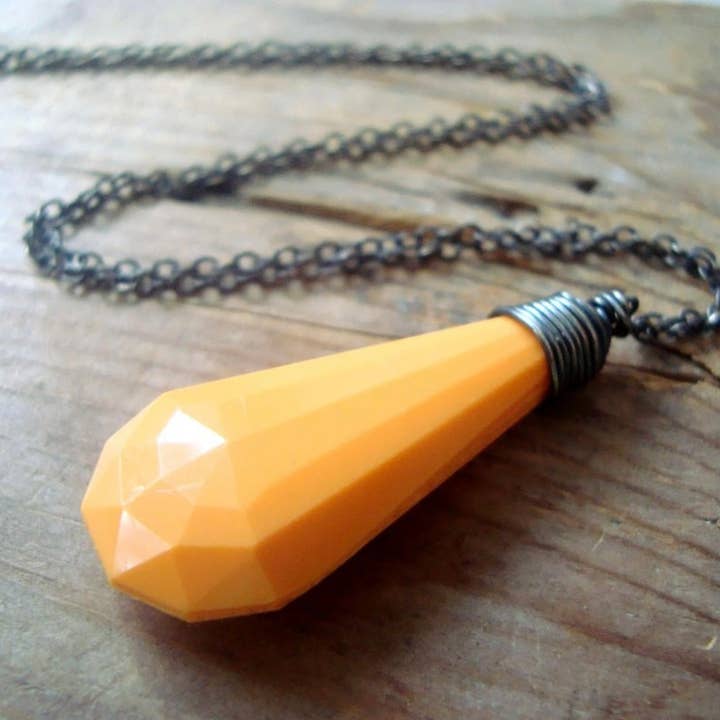 Collana con ciondolo arancione mandarino in lucite vintage Art Deco per la vendita all'ingrosso da parte di Fuchsia Bloom Studio