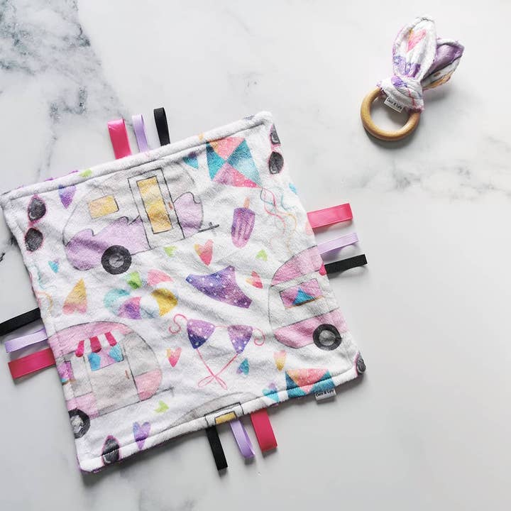 Doudou étiquettes camping de jour for wholesale by Création cocolyly inc.