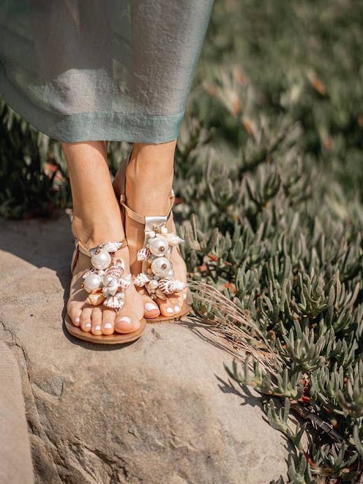 Guld lædersandaler med skaller - "Oceanides" for engroshandel hos SIBYLLADELPHICA