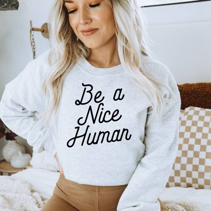 Sudadera de cuello redondo o con capucha "Sé un humano agradable" *AJUSTE UNISEX* para venta al por mayor de 208T2.0