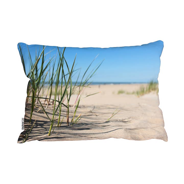 Hierba en las dunas de arena con el lago al fondo (Cojín) para venta al por mayor de Benjamin Tate Design