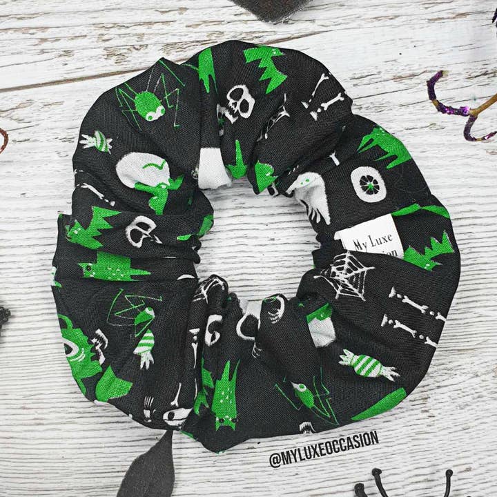 Fantômes et goules - Halloween Scrunchie pour la vente par My Luxe Occasion