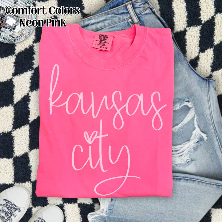 XO, Hannah - Wholesale T-Shirt (Graphic) - Women's - Kansas City Cursive Pink on Pink0
