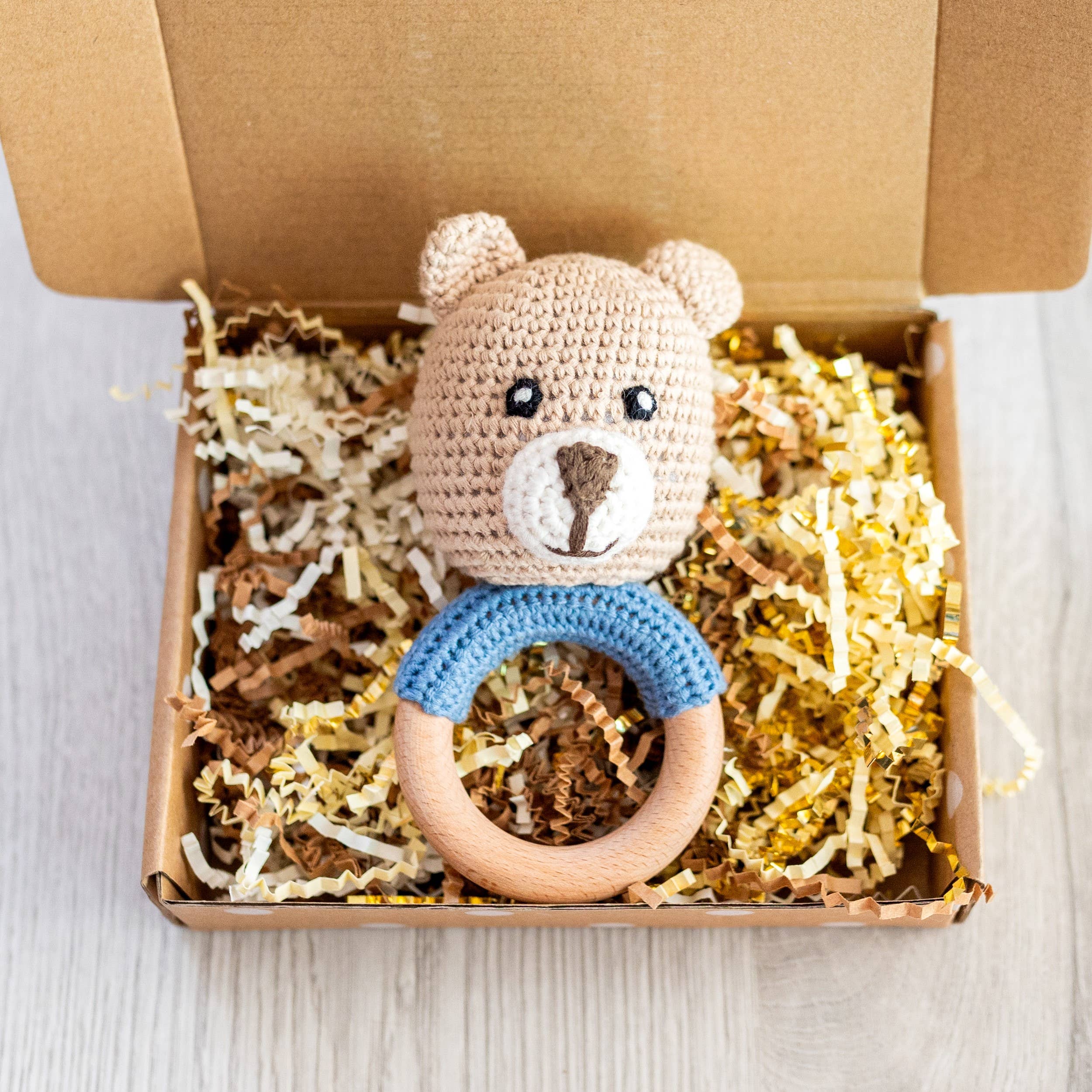 Wonderjoys Baby Co - Vente Hochet mobile – bébé - Hochet en crochet à la main en forme d'ours, naturel et bleu/rose1