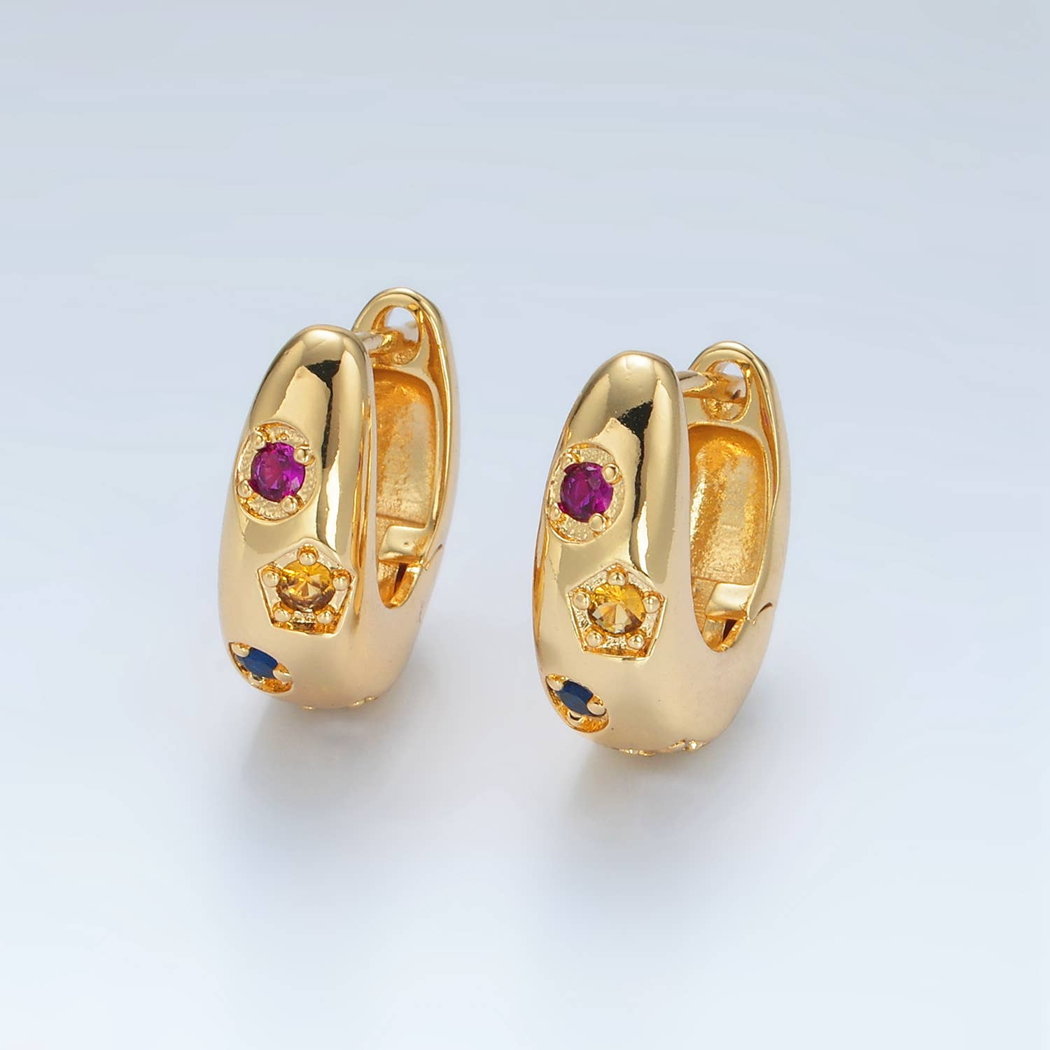 Aim Eternal - Vendita all'ingrosso Orecchini a cerchietto - Huggies Geometrici Multicolore in Oro 24K Riempito con CZ | AD7570