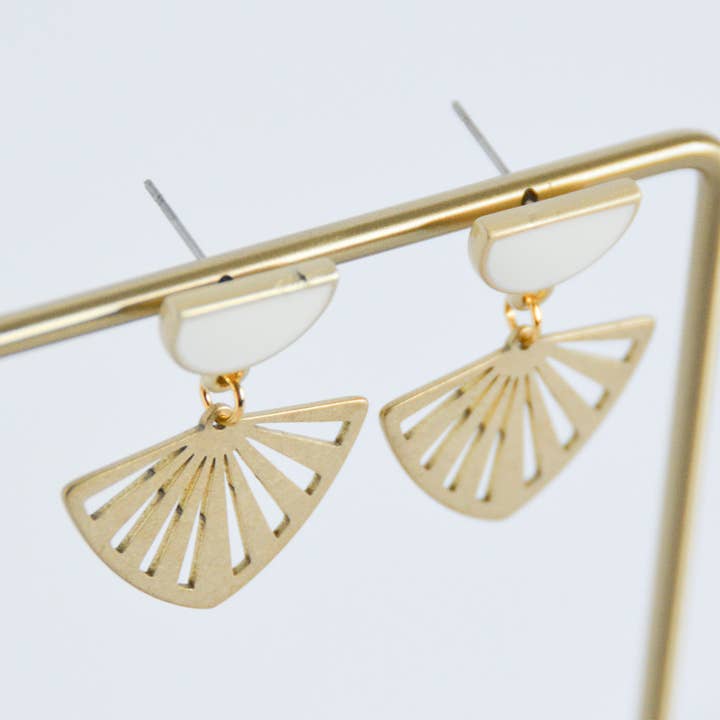 Orecchino Mini Drop Art Déco per la vendita all'ingrosso da parte di Fern & Arrow