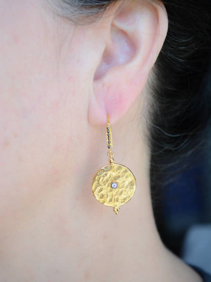 Oorbellen met gehamerde schijf met zirkonia accent voor wholesale door AJS Design Studio