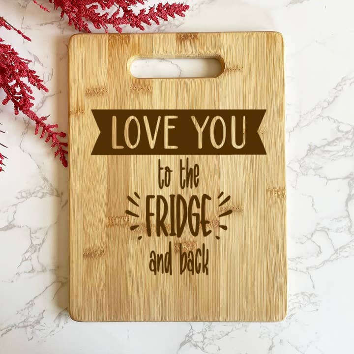 Planche à découper : Love You to the Fridge and Back pour la vente par Ginger Squared