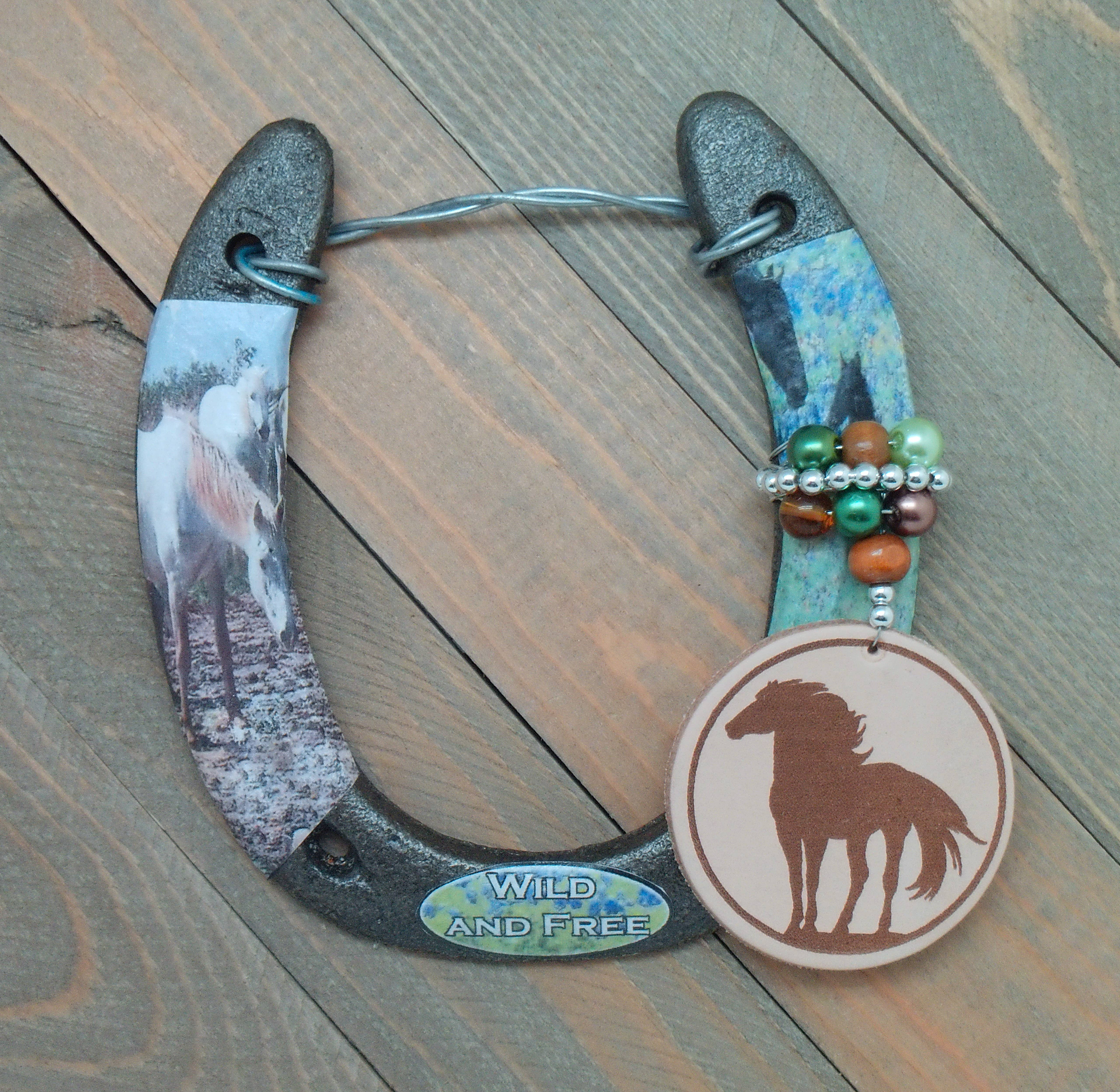 The Lucky Horse Company – wholesale Dimensionell/3D-väggkonst – Stor Lycklig Västern Hästsko - Vild och Fri Häst0