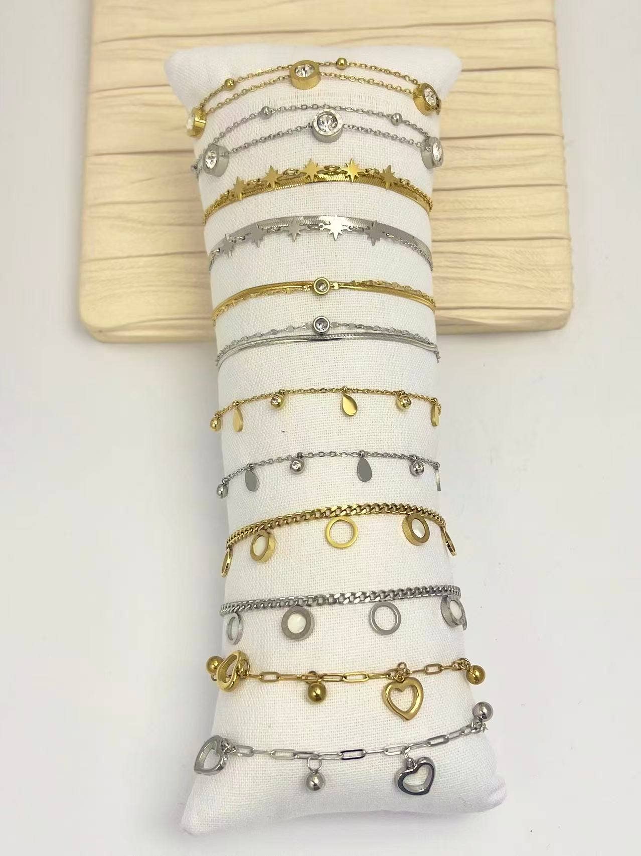 COSMOS – Großhandel Schmucksets – COSMOS Set mit 12 gold- und silberfarbenen Armbändern aus Edelstahl auf Display1